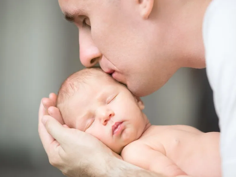 Bayi Selalu Ingin Digendong? Apa yang Terjadi dan Bagaimana Mengatasinya