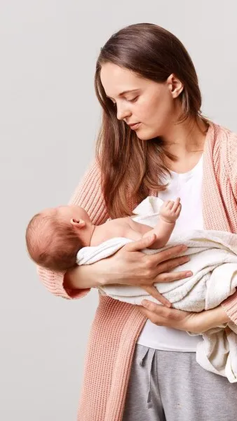 Meskipun banyak orangtua yang menganggap ini sebagai perilaku manja, masih ada kontroversi seputar apakah hal ini dapat menyebabkan bayi memiliki aroma yang tidak diinginkan.