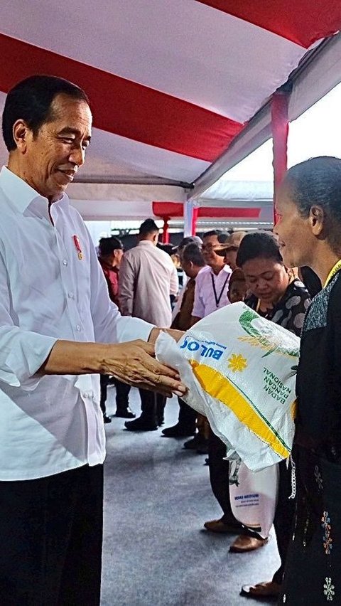 Presiden Jokowi Bagikan Bantuan Pangan Bulog di Tiga Lokasi di NTT Sekaligus