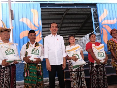 Presiden Jokowi Bagikan Bantuan Pangan Bulog di Tiga Lokasi di NTT Sekaligus