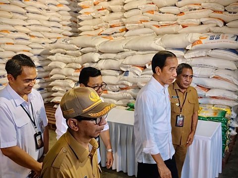 Presiden Jokowi Bagikan Bantuan Pangan Bulog di Tiga Lokasi di NTT Sekaligus