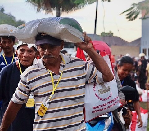 Presiden Jokowi Bagikan Bantuan Pangan Bulog di Tiga Lokasi di NTT Sekaligus