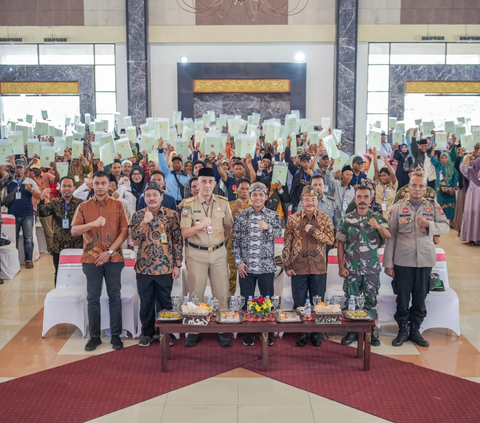 Bagikan 500 Sertifikat Tanah di Bangkalan, Wamen Raja Juli Antoni: Bisa Meningkatkan Taraf Hidup