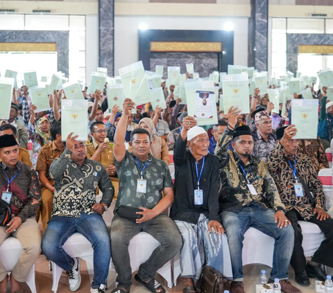 Bagikan 500 Sertifikat Tanah di Bangkalan, Wamen Raja Juli Antoni: Bisa Meningkatkan Taraf Hidup