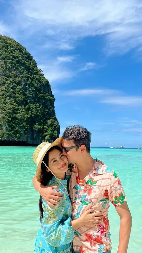 Gaya Titi Kamal saat Menikmati Keindahan Pantai di Phi Phi Island Thailand, So Sweet Banget Bareng Suami
