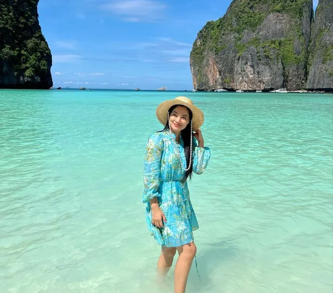 Gaya Titi Kamal saat Menikmati Keindahan Pantai di Phi Phi Island Thailand, So Sweet Banget Bareng Suami