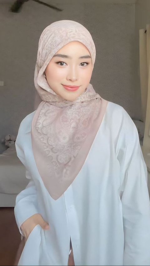 Tutorial Style Hijab Flowy Menutup Dada, Praktis nan Manis

Translation: Tutorial for Flowy Hijab Style that Covers the Chest, Practical and Sweet