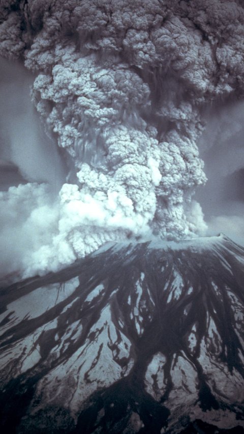 Mengapa Gunung Meletus Sering Terjadi di Akhir Tahun? Ini Penjelasan Ilmuwan <br>