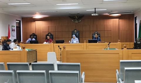 Meskipun berkas permohonan Denny Indrayana telah disampaikan kepada Majelis Hakim PTUN secara langsung, kubu Anwar Usman menyebut tetap akan berpegang teguh kepada hakim yang menangani perkara tersebut.<br>