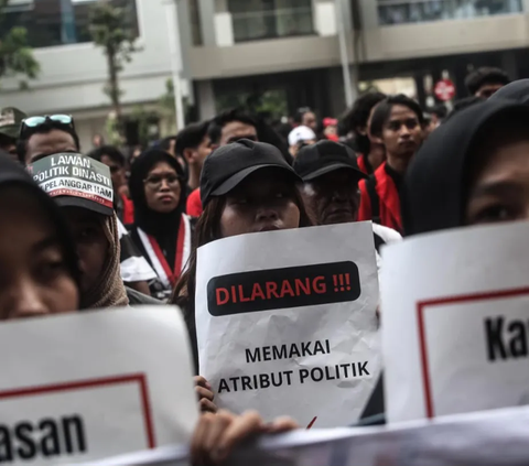 Ribuan mahasiswa yang tergabung dalam Gerakan Mahasiswa Selamatkan Demokrasi menggelar Mimbar Demokrasi di halaman Universitas 17 Agustus 1945 Surabaya, Jawa Timur, Rabu (6/12/2023).<br>