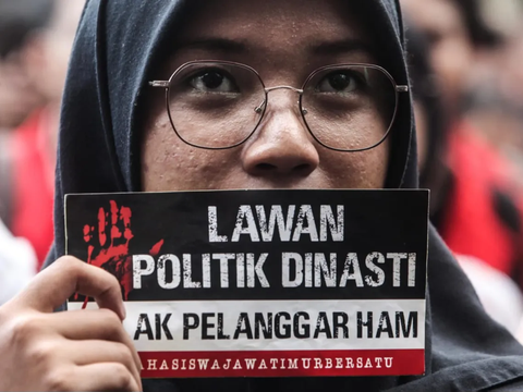 FOTO: Aksi Massa Mahasiswa #SAVEDEMOKRASI di Surabaya Tolak Politik Dinasti