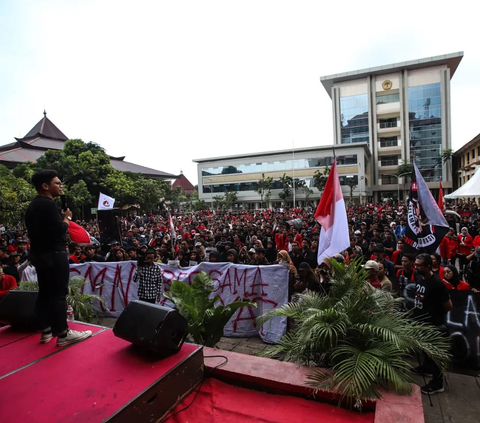 FOTO: Aksi Massa Mahasiswa #SAVEDEMOKRASI di Surabaya Tolak Politik Dinasti