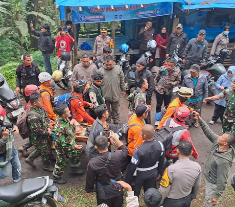 Semua pendaki tersebut terdata melalui booking sistem online BKSDA Sumatera Barat dan saat pencarian korban masih dilakukan tim gabunggan.