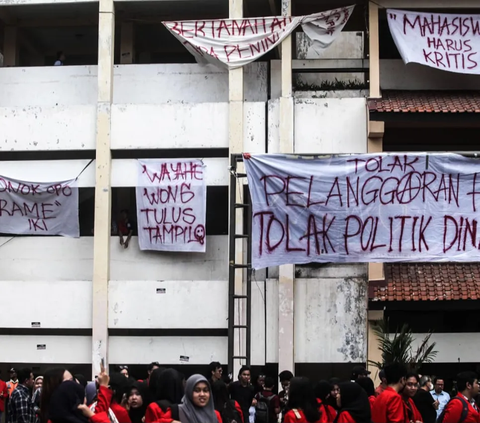 FOTO: Aksi Massa Mahasiswa #SAVEDEMOKRASI di Surabaya Tolak Politik Dinasti