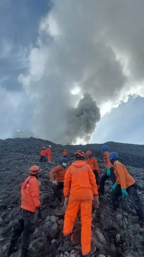 Siang Mencekam di Kaki Gunung Marapi: Terdengar Ledakan Sangat Kencang, Langit Gelap Gulita<br>