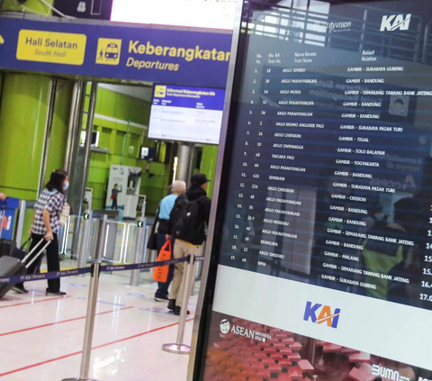 Libur Natal dan Tahun Baru 2024 semakin mendekat. <br><br>Calon penumpang Kereta Api Indonesia mulai ramai memburu pesanan tiket keberangkatan mereka via online maupun loket di Stasiun Gambir, Jakarta, Rabu (6/12/2023).<br>