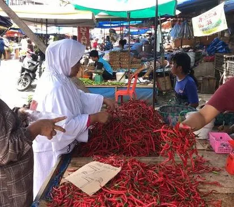 Menurutnya, dalam mengendalikan inflasi, Pemerintah Jakarta harus memiliki stok pangan yang dikelola Food Station, Dharma Jaya, hingga Pasar Jaya. 