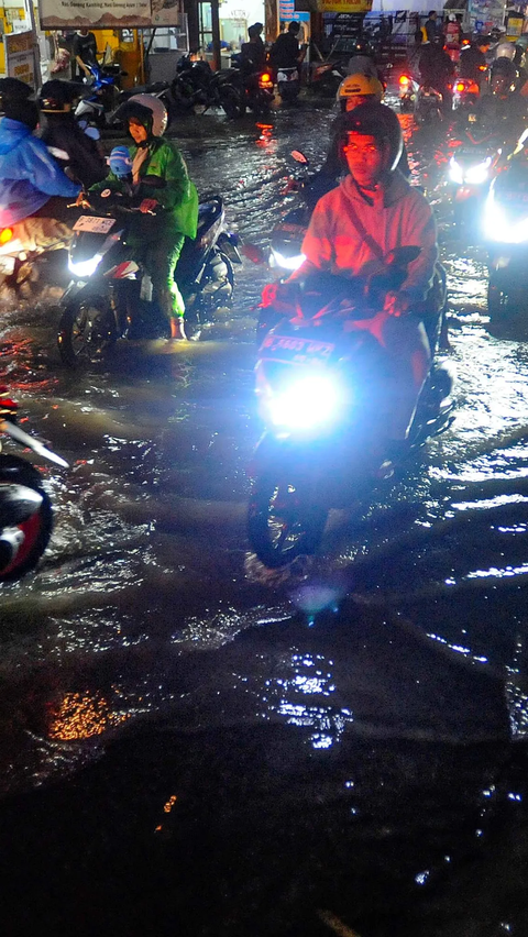 FOTO: Drainade Buruk, Lalu Lintas Jalan Utama Pamulang - Pondok Cabe Tersendat Karena Banjir