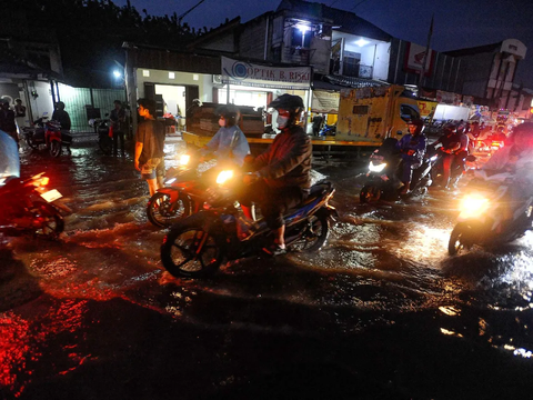 FOTO: Drainade Buruk, Lalu Lintas Jalan Utama Pamulang - Pondok Cabe Tersendat Karena Banjir