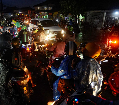 FOTO: Drainade Buruk, Lalu Lintas Jalan Utama Pamulang - Pondok Cabe Tersendat Karena Banjir