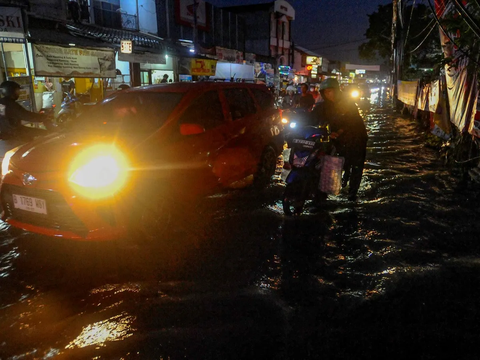 FOTO: Drainade Buruk, Lalu Lintas Jalan Utama Pamulang - Pondok Cabe Tersendat Karena Banjir