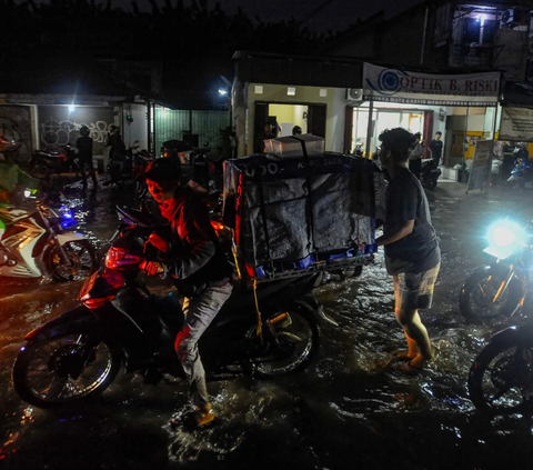 FOTO: Drainade Buruk, Lalu Lintas Jalan Utama Pamulang - Pondok Cabe Tersendat Karena Banjir