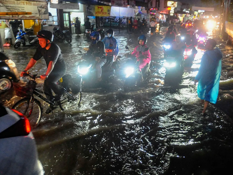 FOTO: Drainade Buruk, Lalu Lintas Jalan Utama Pamulang - Pondok Cabe Tersendat Karena Banjir
