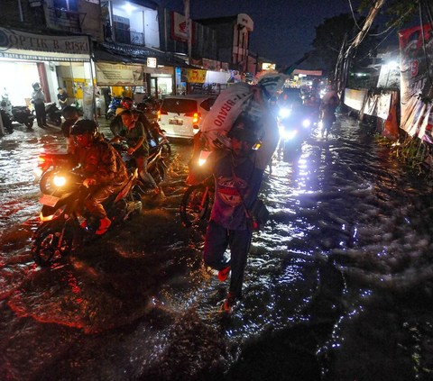 FOTO: Drainade Buruk, Lalu Lintas Jalan Utama Pamulang - Pondok Cabe Tersendat Karena Banjir