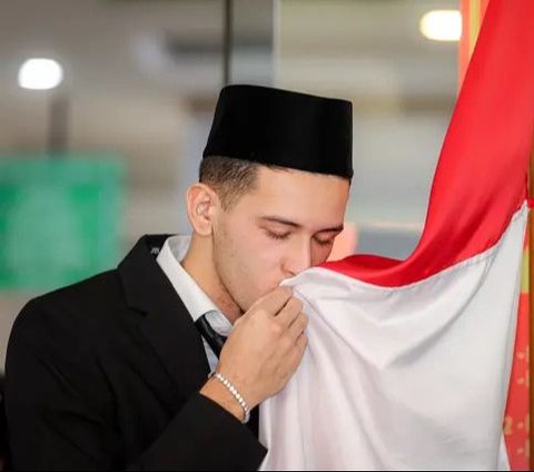 FOTO: Cium Merah Putih, Justin Hubner Siap Membela Timnas Indonesia Usai Disumpah Jadi WNI