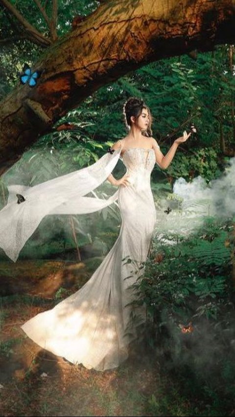Ersya Aurel tampak cantik dibalut dress putih yang indah. Kesan magis semakin kental dengan menggunakan latar hutan belantara.