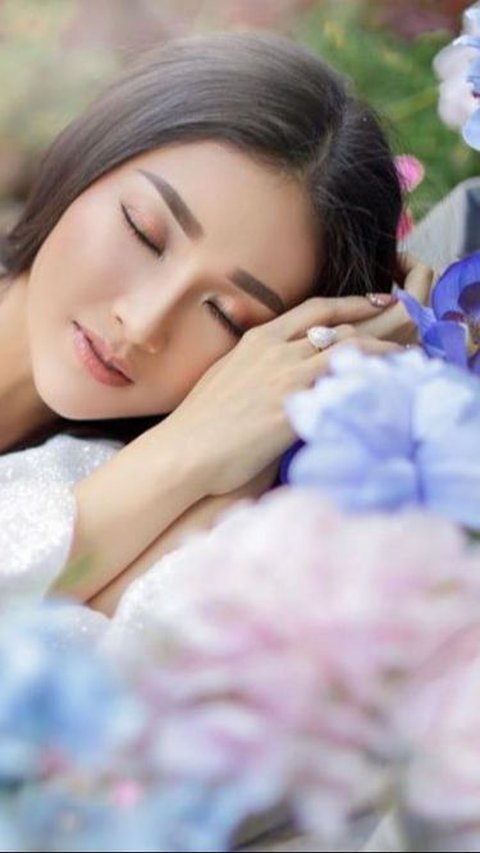 Sarwendah looks so beautiful sleeping on the beautiful flowers.