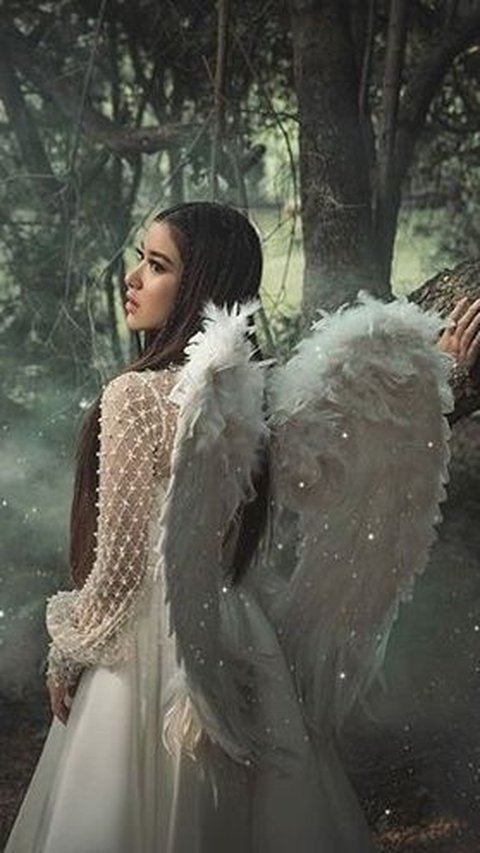 Tiara Andini is like an angel who has just descended to earth. Complete with wings and a background of wild forests, just like a real angel's visual.