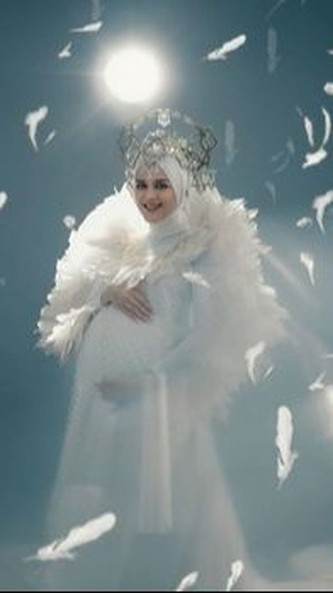 Cut Meyriska saat foto maternity tampak bak bidadari yang sedang terbang dengan  sayap dan juga mahkota.