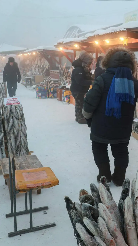 Di pasar Yakutsk, para pedagang ikan juga tak perlu lagi membawa frezer sebab suhu ekstrem di wilayahnya sudah sangat cukup untuk membekukan ikan-ikan dagangannya.