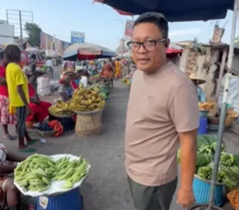 Jenderal Polisi Jalan Kaki Blusukan di Pasar Benua Afrika, Gayanya Santai Sambil Sruput Kelapa