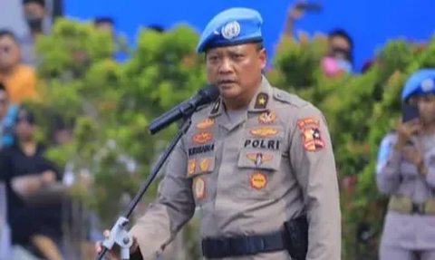 Jenderal Polisi Jalan Kaki Blusukan di Pasar Benua Afrika, Gayanya Santai Sambil Sruput Kelapa