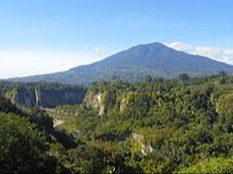 Ada Plakat untuk Mengenang Pendaki yang Hilang, Ini 4 Fakta Gunung Singgalang Sumatra Barat