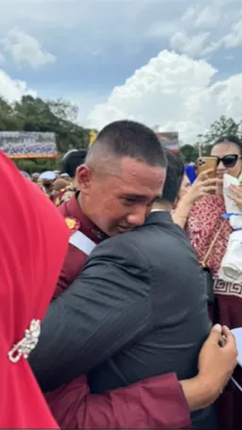 Ayahnya Sukses Menjadi Ketua Umum Partai Masyumi, Sang Anak Taruna Akpol Saat Wisuda Berpelukan Haru