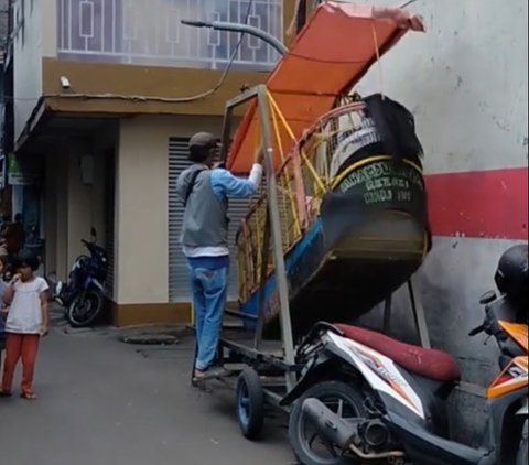 Viral Wahana Kora-Kora Keliling di Tengah Kampung, Pakai Tenaga Manusia Bikin Ngeri