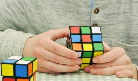 Rubik 3x3 terdiri dari 27 bagian kecil yang ternyata memang saling berhubungan pada bagian porosnya.
