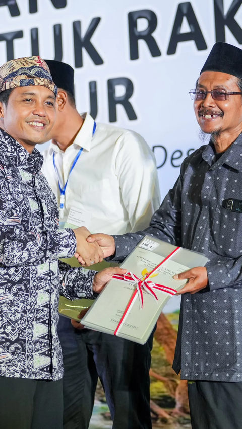 Lindungi Aset Ulama, Wamen ATR Serahkan Sertifikat Yayasan Syaikhona Cholil Al-Bangkalani