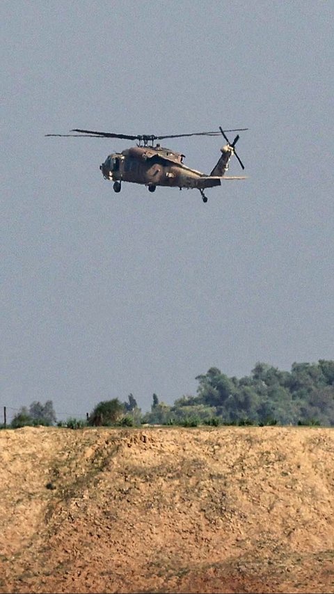 Foto-foto yang diperoleh AFP memperlihatkan helikopter militer Israel terbang di atas Jalur Gaza dan meluncurkan rudal ke berbagai sasaran.