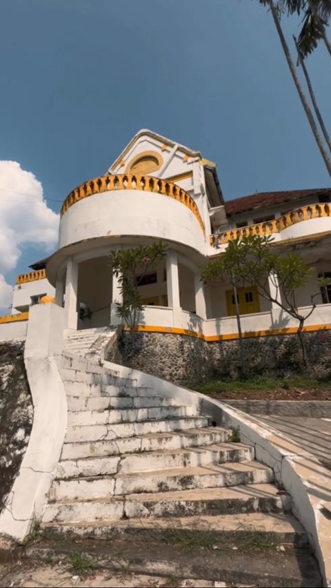 Sisa-sisa kemegahan rumah Nursahit masih terlihat jelas dari depan rumah. Bak rumah-rumah kolonial, rumah Nursahit memiliki cat berwarna putih dengan balkon lantai 2 di beberapa sisi.