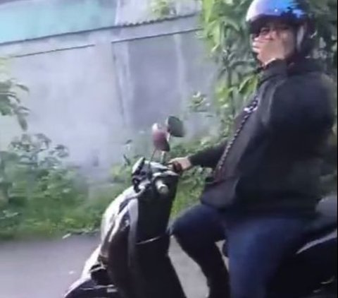 Viral Momen Kocak Kurir Kebingungan Lupa Bawa Paket, Bikin Pelanggan Ngakak