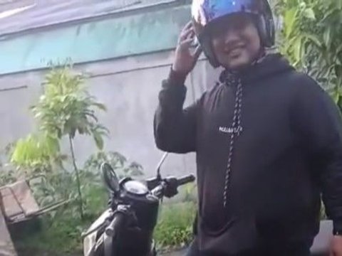 Viral Momen Kocak Kurir Kebingungan Lupa Bawa Paket, Bikin Pelanggan Ngakak