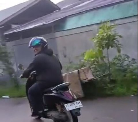 Viral Momen Kocak Kurir Kebingungan Lupa Bawa Paket, Bikin Pelanggan Ngakak