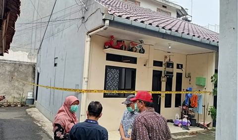 Rumah tempat anak itu ditemukan tewas juga telah digaris polisi.