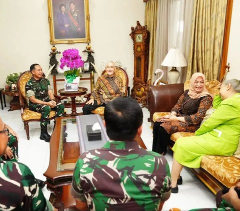 ⁠Jenderal Agus Subiyanto Sowan ke Mantan Panglima ABRI Ditemani Istri Tercinta, Begini Momennya