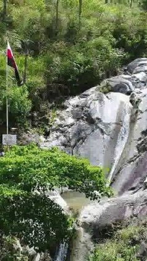 <b>Dipercaya Jadi Lokasi Minta Berkat Leluhur, Ini Fakta Air Terjun Batu Sawan di Samosir</b>
