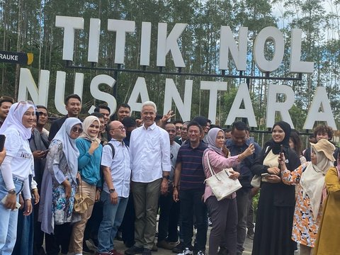 Simbol Kepal Ganjar saat Tiba di IKN